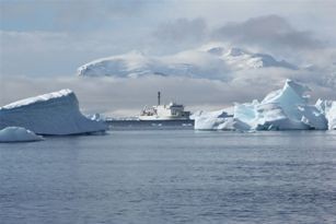 Antarctic ship and glaciers Copie4