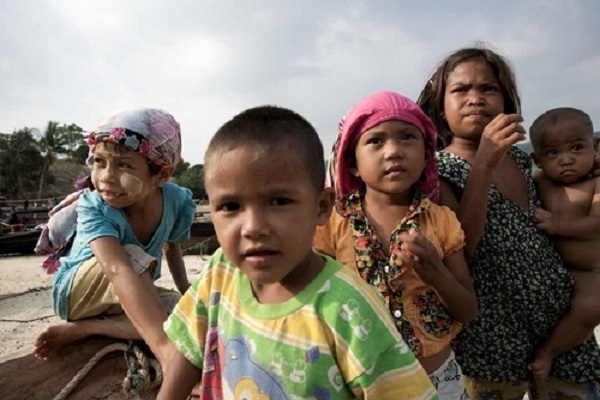 Burma Boating villagers 3