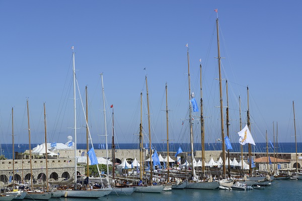 boats in port 600