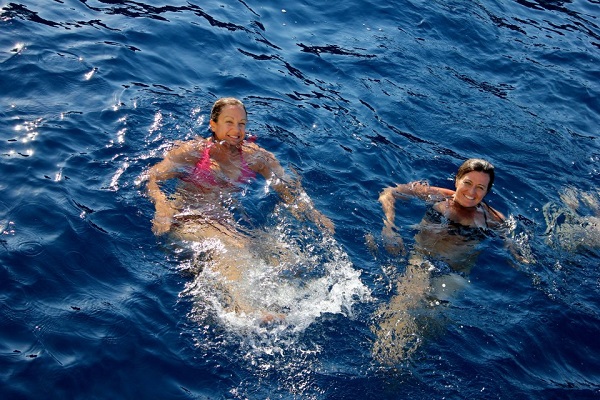 trace and nikki in water 600